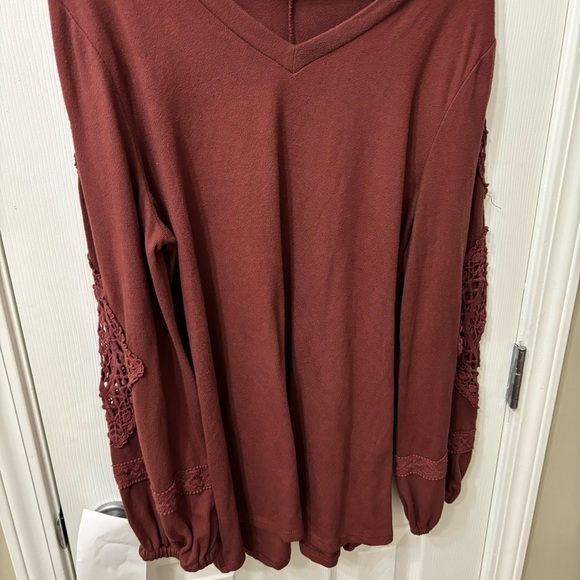 ➕ Maurices Crochet Sleeve Detail Wine Colored Fleece Top Womens Plus Size 0X - Picture 5 of 10